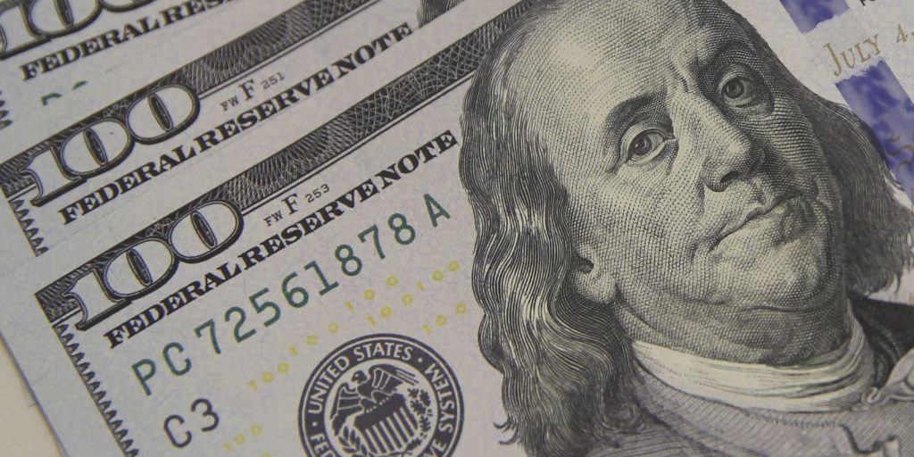 Dólar cai para R$ 5,01, e bolsa renova recorde com ajuda do exterior