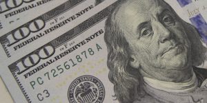 Dólar cai para R$ 5,01, e bolsa renova recorde com ajuda do exterior
