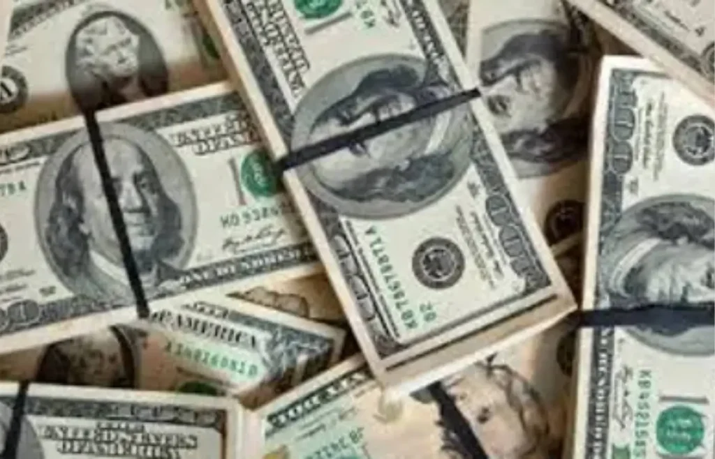 Dólar fecha último pregão em baixa, cotado a R$ 4,98