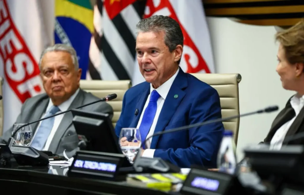 Ministro da Agricultura e Pecuária, André de Paula, debate crédito rural durante evento em São Paulo
