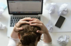 Novas regras sobre saúde mental no trabalho entram em vigor e exigem mudança cultural nas empresas