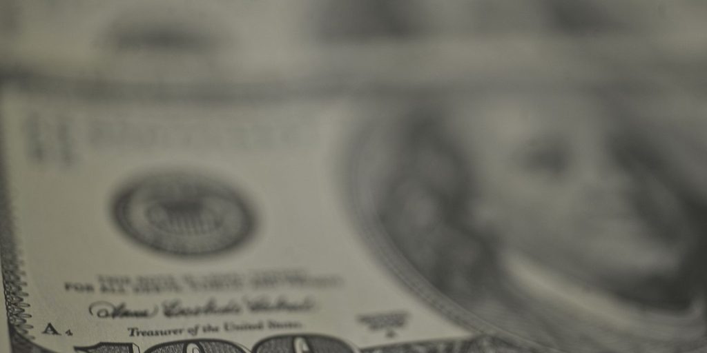Dólar recua, bolsa cai e petróleo dispara com tensão no Oriente Médio