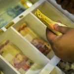 Trabalhadores nascidos em novembro e dezembro recebem abono salarial