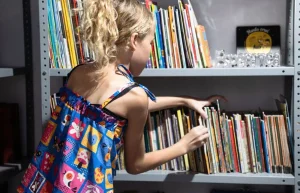 Biblioteca comunitária de Fortaleza recebe 600 livros novos do MinC